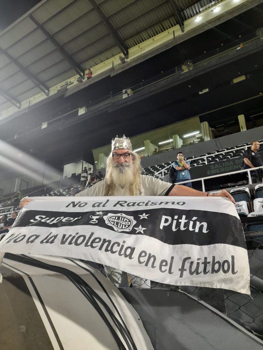 elnacionalpy's tweet photo. HOMENAJE | ⭐

🔹Super Pitín, leyenda viva de las tribunas del fútbol paraguayo y del Olimpia, presente en los momentos más gloriosos del club desde hace 58 años. 

🔹Uno de los personajes más queridos para los olimpistas y siempre con un mensaje positivo.

📸 @AliInsfran https://t.co/TgMP8aAz10