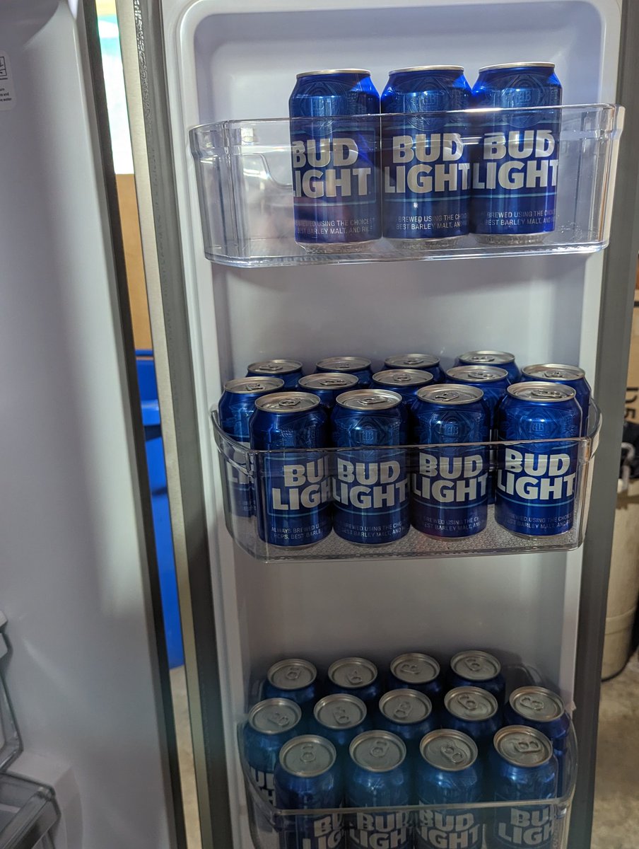 AForestShadow's tweet photo. Because #QueersFightBack 

I'm gonna do my yardwork while drinking #BudLight to stay Cool and Fresh https://t.co/qvCgi7jDkY