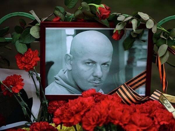RusEmbSG's tweet photo. 🕯 Today marks 8️⃣ years since prominent Ukrainian independent journalist Oles' #Buzina was murdered in cold blood in Kiev. He strongly opposed the rise of Neo-Nazism & the 2014 coup d'etat in Ukraine.
His murderers roam free with their Neo-Nazi "buddies" now in charge. https://t.co/YpWE0SqqSQ