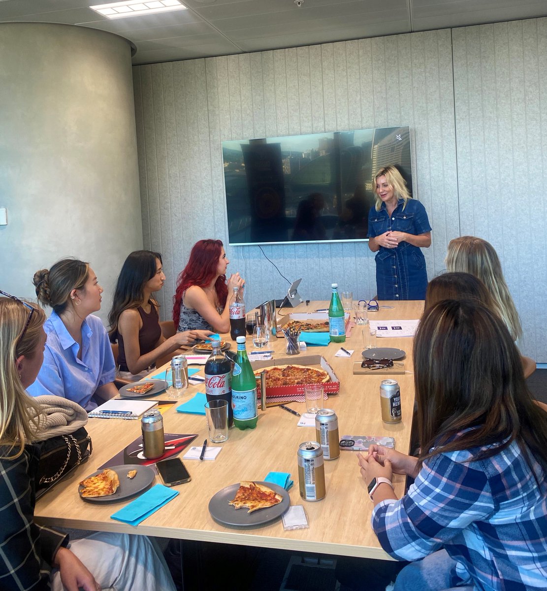 SharonWilliams_'s tweet photo. Donating time back to our TaurusAcademy© Alumni – interns who spent their evening to learn how to build a successful LinkedIn profile. A privilege to teach. A better privilege to know they listened.

#taurusacademy #internship #intern #mentoring https://t.co/6Qdo1pz5Pu