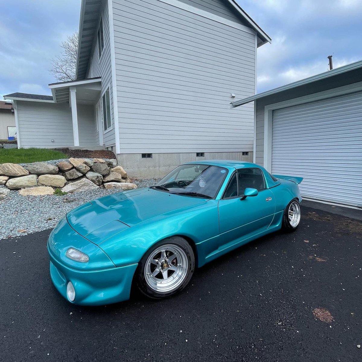 OsyrisH's tweet photo. The perfect roadster https://t.co/pCUU5u6oQP