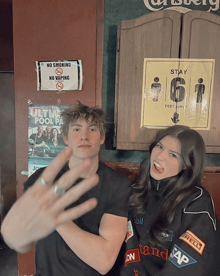 ᅠ
ᅠ
ᅠ
ᅠ               𝗅𝗈𝗈𝗄𝗂𝗇𝗀   𝗳𝗼𝗿 .  .  . 
ᅠ
            nombre y fc a elección. 
            edad: 21-24.        pj masc 3!