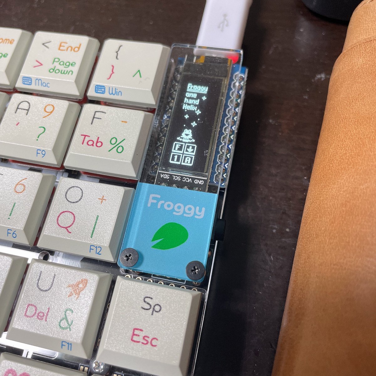 復活したよ～⸜(* ॑꒳ ॑* )⸝
左手だけで文字が打てるぞ〜✨

はんだ付け、久しぶりにやったわ… https://t.co/HZWa2QjznC