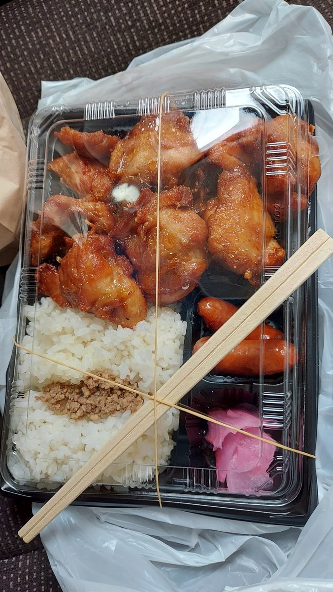 MarkX130Daisuke's tweet photo. 今日のお昼ご飯、お肉屋さんの唐揚げ弁当✨
 #ご飯  #お弁当  #唐揚げ  #精肉店  #グルメ  #肉  #鶏肉  #料理  #美味しい https://t.co/0wb6Q9kiNf