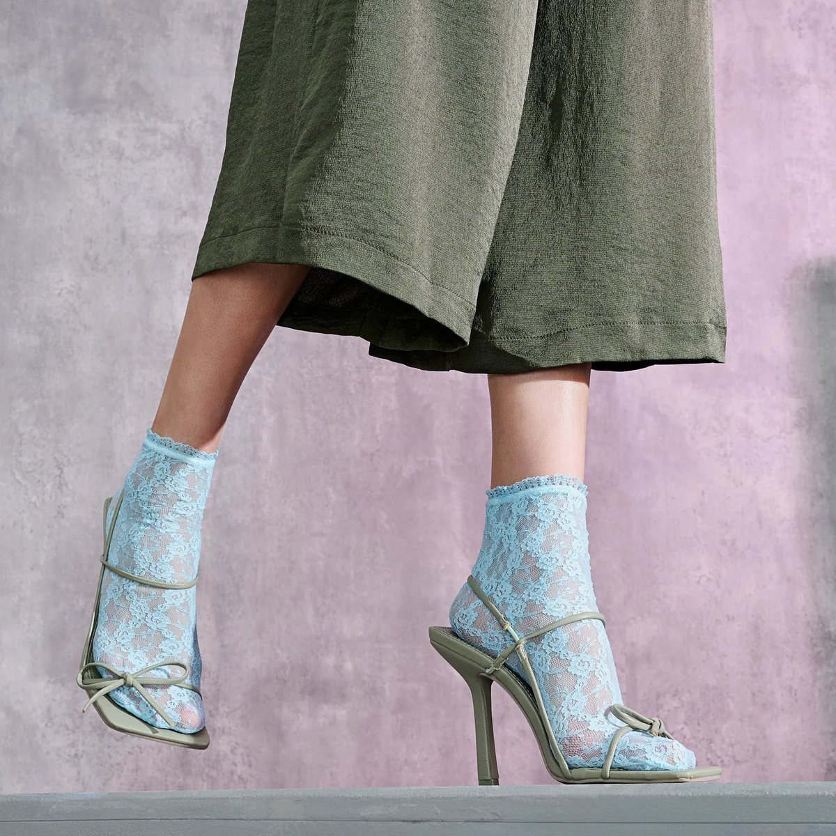 tabio_usa's tweet photo. How to wear socks with heels āØ
š§¦ļ¼Floral Lace Short Crew Socks
#socksandheels
#tabio ā #tabiousa #tabiosocks https://t.co/HqxJ4Ih0cq