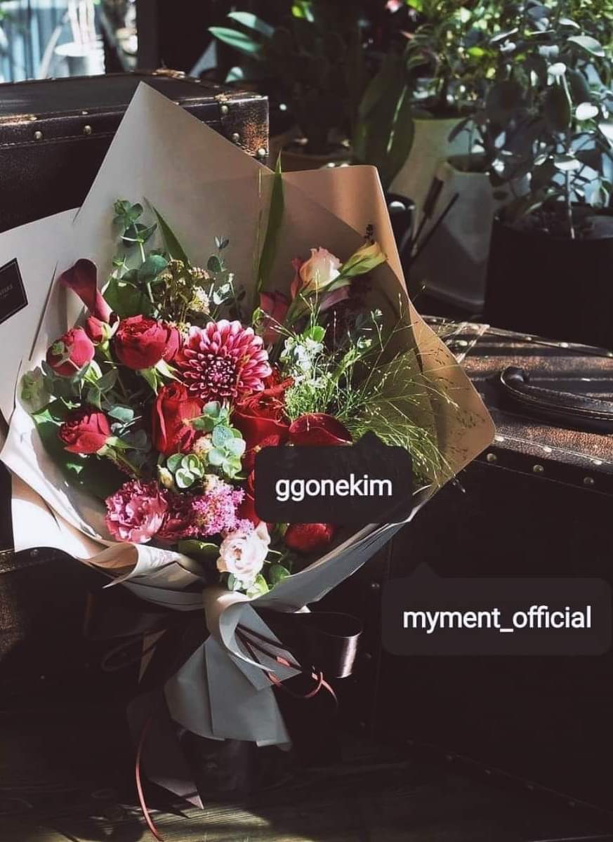 Ysamar13002068's tweet photo. Don't forget that Min Ho for the first time gave a co-star, in this case Ggone, this beautiful bouquet of flowers as well as his characteristic sutffed animal, his minomi. 🥺💗✨

#LeeMinHo
#KimGoEun
#Happy3rdAnniversaryTheKingEternalMonarch https://t.co/FQPFCEdumx