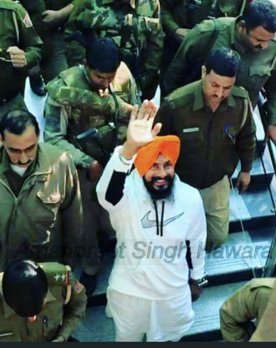 Farmerj74154940's tweet photo. ਅੱਜ ਵੀ ਹੈ ਕੰਨਾਂ ਦੇ ਵਿੱਚ ਗੂੰਜਦਾ
ਮਾਰਿਆ ਥੱਪੜ ਹਵਾਰੇ ਦਾ
#FreeSikhPrisioners 
#freehawara https://t.co/pIAfsVwvfx