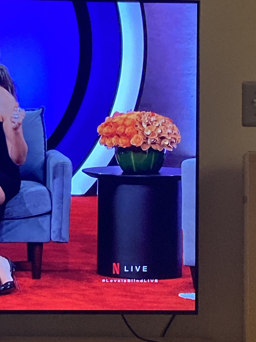 clockworkcakes2's tweet image. Help, please, what is going on with the florals?? “A quarter chunk of each, they don’t know what they want yet.” #loveisblind