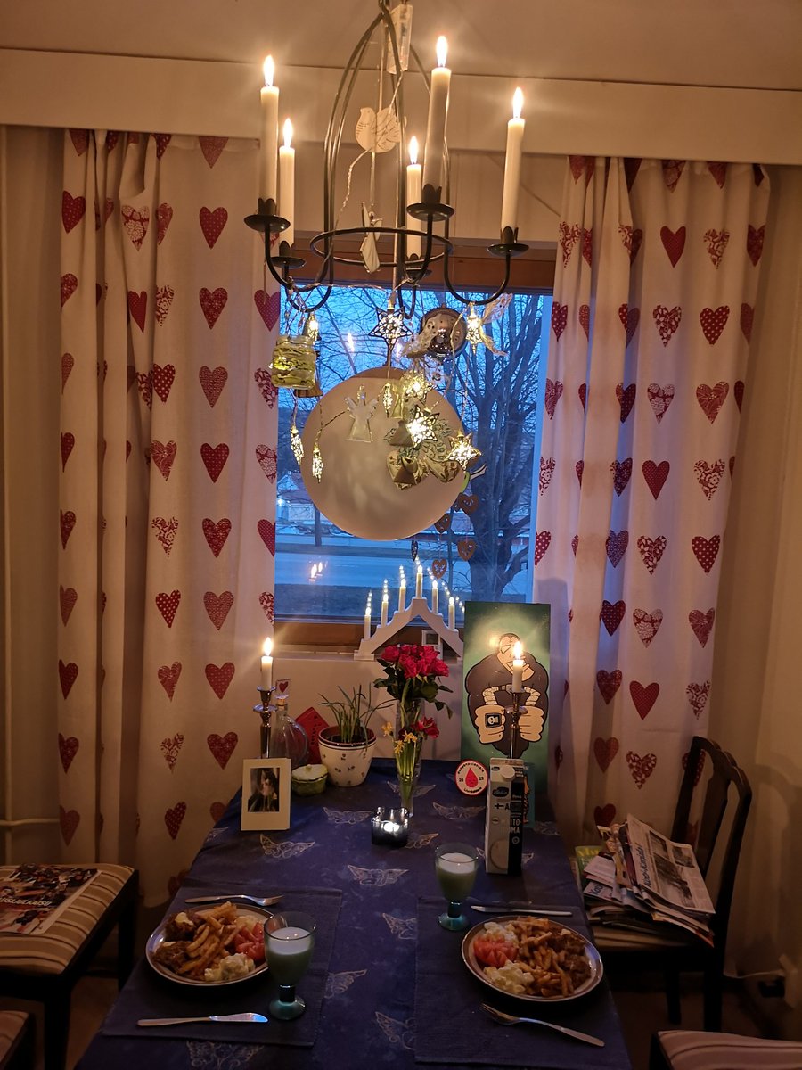 JuhaTenhonen's tweet photo. #äijäillallinen #tulinenjajuustoinenlihamureke #mummon #ranskalaiset #ranut #Saarioinen #maalaisperunasalaatti #punalappusii #tomaattikukka #suomalainen #tomaatti https://t.co/rzTOLOueb4