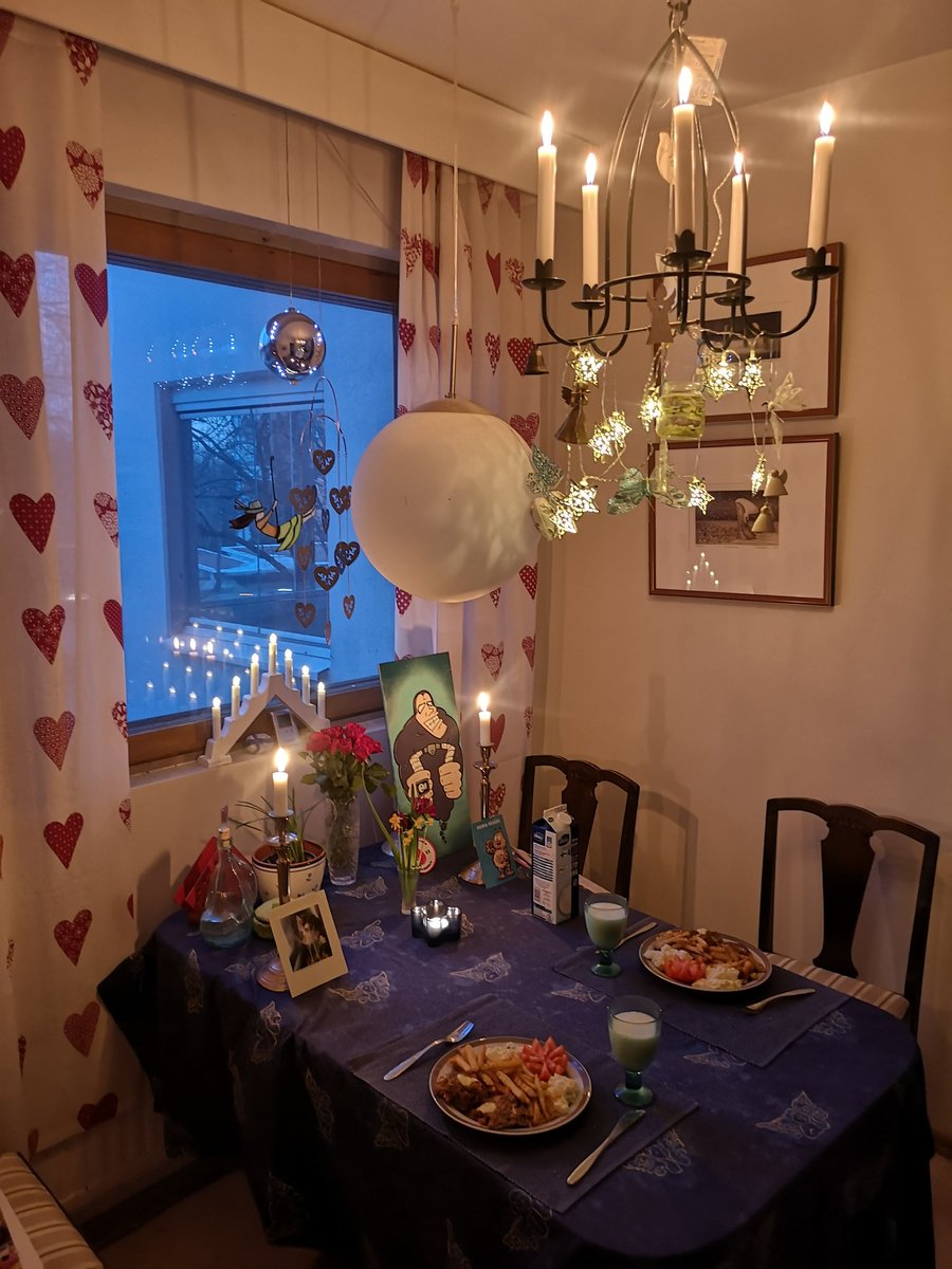 JuhaTenhonen's tweet photo. #äijäillallinen #tulinenjajuustoinenlihamureke #mummon #ranskalaiset #ranut #Saarioinen #maalaisperunasalaatti #punalappusii #tomaattikukka #suomalainen #tomaatti https://t.co/rzTOLOueb4