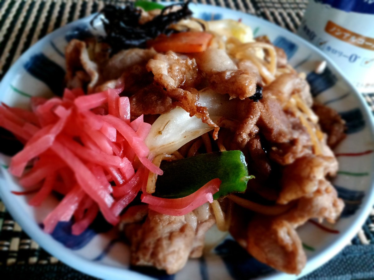 reikoaso's tweet photo. 昨日の ＃夜ご飯 

麺が見えない「焼きそば」
紅ショウガをたっぷり添えて
ノンアルビールと頂きました😋

今日のお弁当は
残りのヤキソバです✨

＃函館グルメ #料理好きさんと繋がりたい ＃カロリーSlism https://t.co/bzvIVUzaGG
