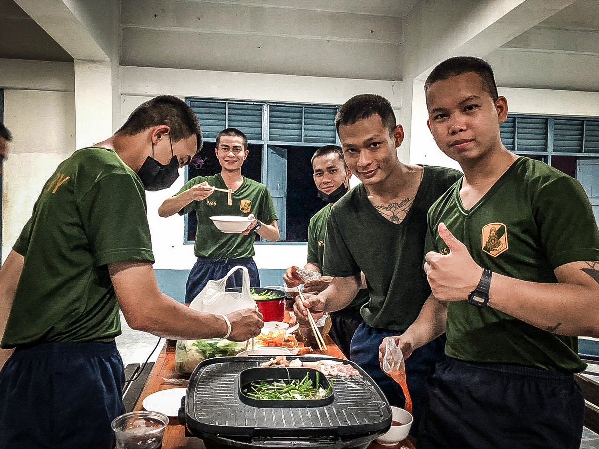 801stregiment's tweet image. “ take care “ 
  
กองพันทหารราบที่ 1 กรมทหารราบที่ 8  จัดเลี้ยงหมูกะทะ ,น้ำอัดลม และอื่นๆ ให้กับน้องทหารกองประจำการ เพื่อสร้างขวัญและกำลังใจในการปฏิบัติหน้าที่ และดูแลพี่น้องประชาชนตลอดห้วงเทศกาลสงกรานต์ 2566🪖🇹🇭

#กองทัพเดินด้วยท้อง
#สงกรานต์ 66
#สสก
