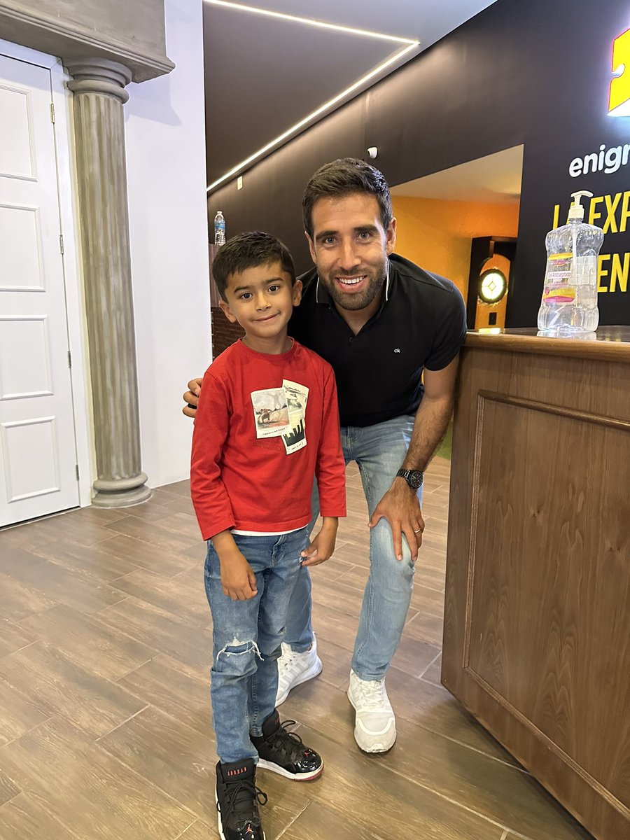 JAPV1981's tweet photo. Gracias @PabloGlezD por la foto! Su primera foto con un jugador del @ClubPueblaMX 🙌🏼🙌🏼🙌🏼 #SomosMuchosMasQue11 https://t.co/GPbfdNjRZg