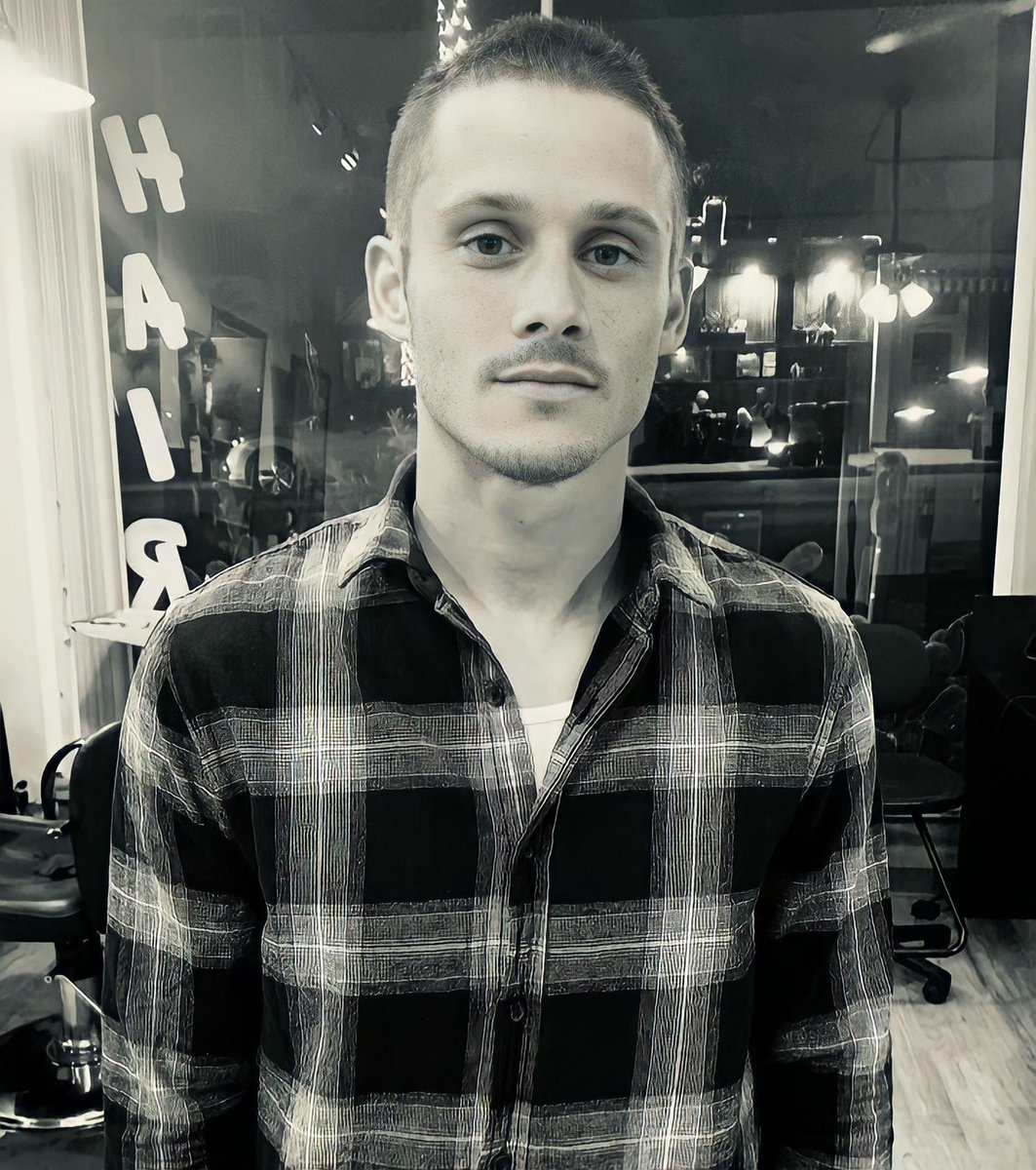 raingranaderos's tweet photo. #NEW
📸| timothy, shared this photo on instagram! 
i love this new hair style more than you think! my boy looks incredible good, I LOVE HIM🤍🤍🤍 https://t.co/BpXpEah811