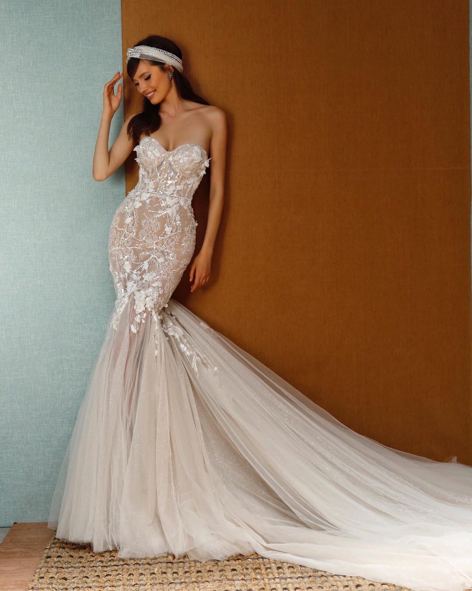 Xiaothao_Hong's tweet photo. This ultra-feminine #BertaPrivee mermaid wedding dress features a corset bodice adorned with cascades of sparkly beads and 3D flowers allover with a shimmery long train.🌷🌷🌷 https://t.co/3nFyBKF9zo https://t.co/g3lFcOm9Mv