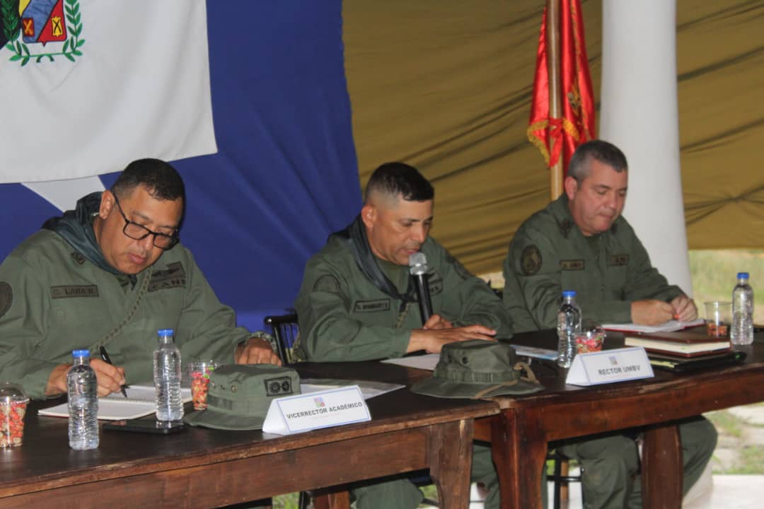 Umbv_Fanb's tweet photo. El GD Dilio Rodríguez Díaz, en el marco de las #ManiobrasUMBV2023, efectuó reunión de Comando con los Directores de Academias Militares una vez cumplida la Fase I y así dar inicio a la Fase II donde se logrará elevar y  comprobar  el nivel de  adiestramiento de los  cadetes. https://t.co/50u7VLdkAV