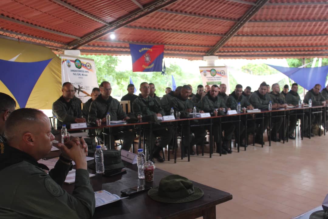 Umbv_Fanb's tweet photo. El GD Dilio Rodríguez Díaz, en el marco de las #ManiobrasUMBV2023, efectuó reunión de Comando con los Directores de Academias Militares una vez cumplida la Fase I y así dar inicio a la Fase II donde se logrará elevar y  comprobar  el nivel de  adiestramiento de los  cadetes. https://t.co/50u7VLdkAV
