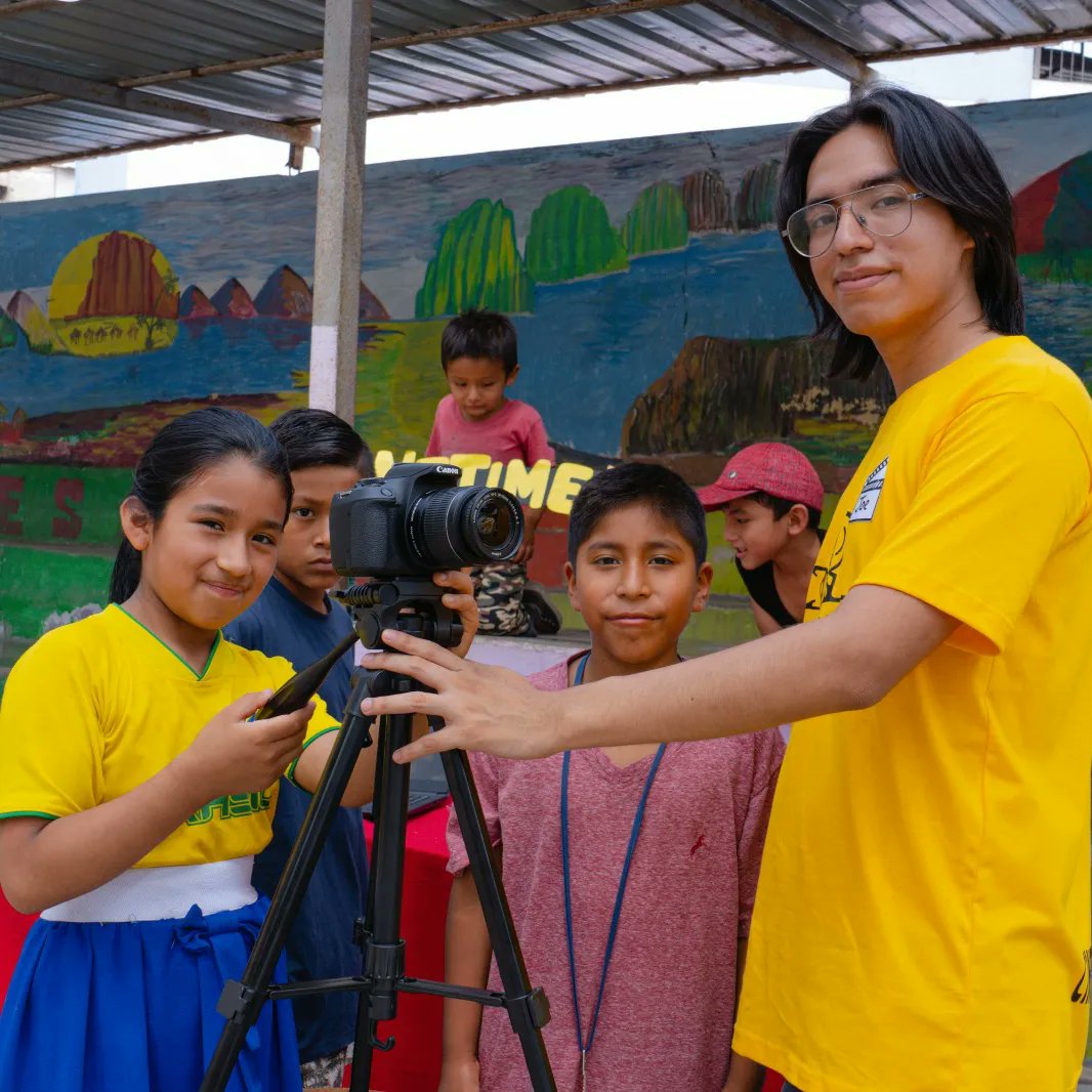 cine_proyecta's tweet photo. 🗣️ Inicio de clases en Sjm ✨💛

Luego de varios meses tus profes favoritos regresaron para seguir empoderando con arte y cultura la infancia con más historias y nuevos programas para nuestros niños, niñas y adolescentes. 

#colectivoproyecta #ProfesProyecta  #Voluntariado https://t.co/sKQBuw1z34