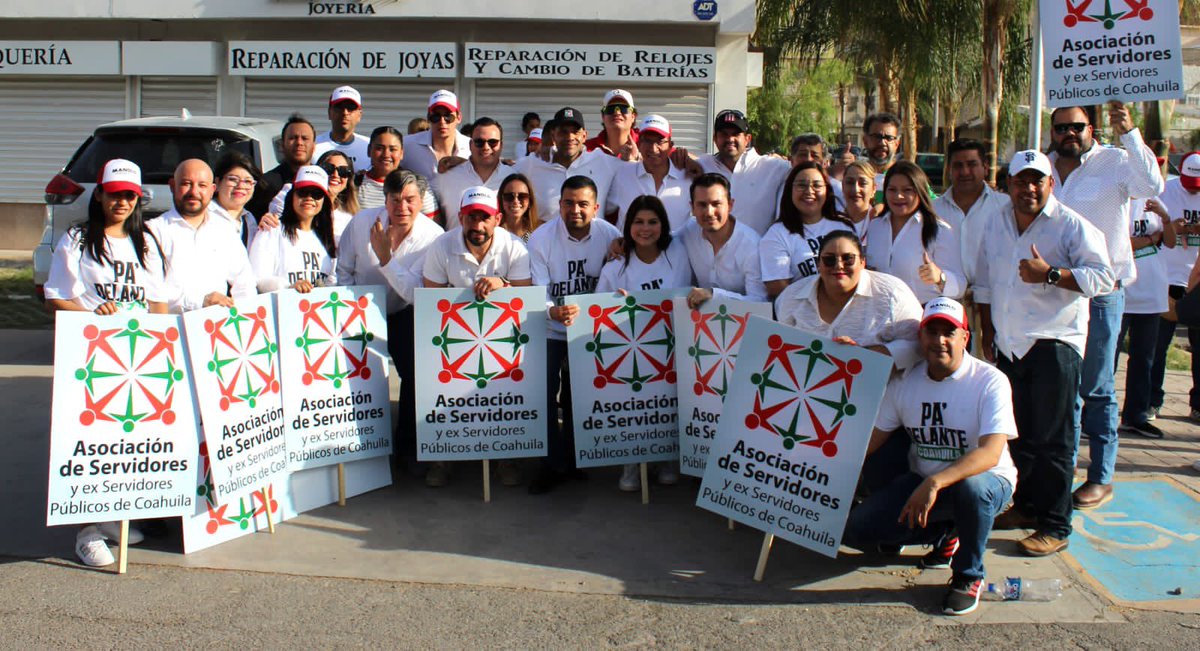 ASEPPCOAHUILA's tweet photo. Nuestros amigos de la Asociación de Servidores y Ex servidores Públicos #Torreón, #EchadosPaDelante en el recibimiento y apoyo a nuestro candidato para el debate 🤠

#ManoloGobernador 🟢⚪️🔴 https://t.co/cVKgHY2z24