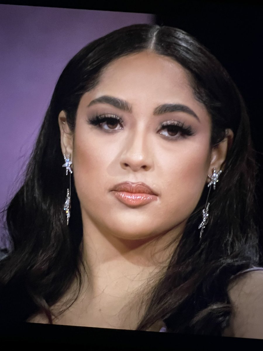 uberlikejade's tweet photo. Bliss’ face card is EATING the gworls UP!  😍😍😍 it’s giving Amex Platinum no limit never decline! #LOVEISBLINDreunion #LoveIsBlind #LoveIsBlindLIVE https://t.co/MsbBFoPI66