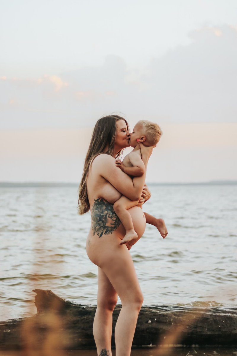 Kasha_RaeLyn's tweet photo. Can we all just take a minute to admire the beauty of growing 2 humans inside you🖤 my maternity pictures turned out better than I could have ever dreamed of😍
#coletwins #EvieLuRae #CashWesley https://t.co/UXjB1l1Bzv