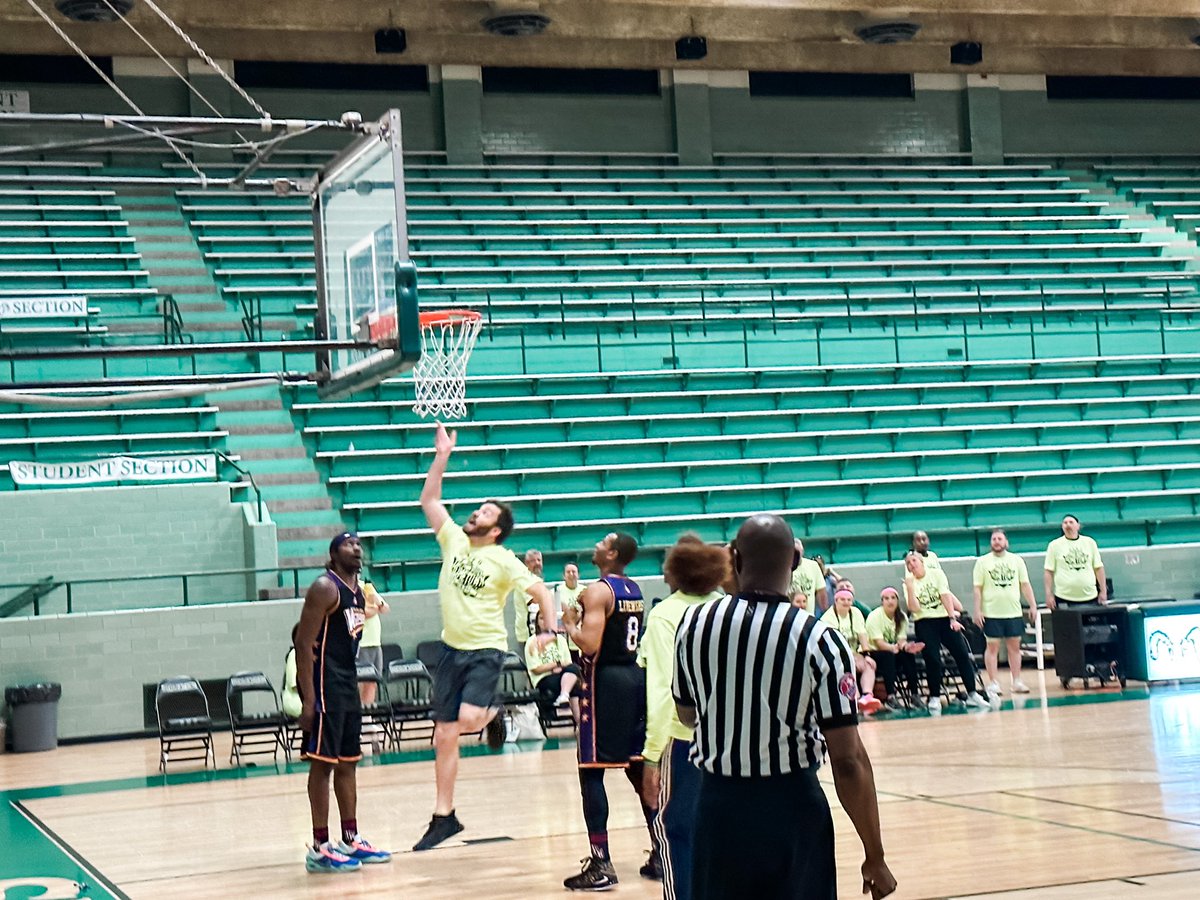 jasonbhenry76's tweet photo. Had a blast today playing against the Harlem Wizards today! What a once in a lifetime experience! #risdpta #risdbelieves #harlemWizards https://t.co/Wet7hwHwpZ