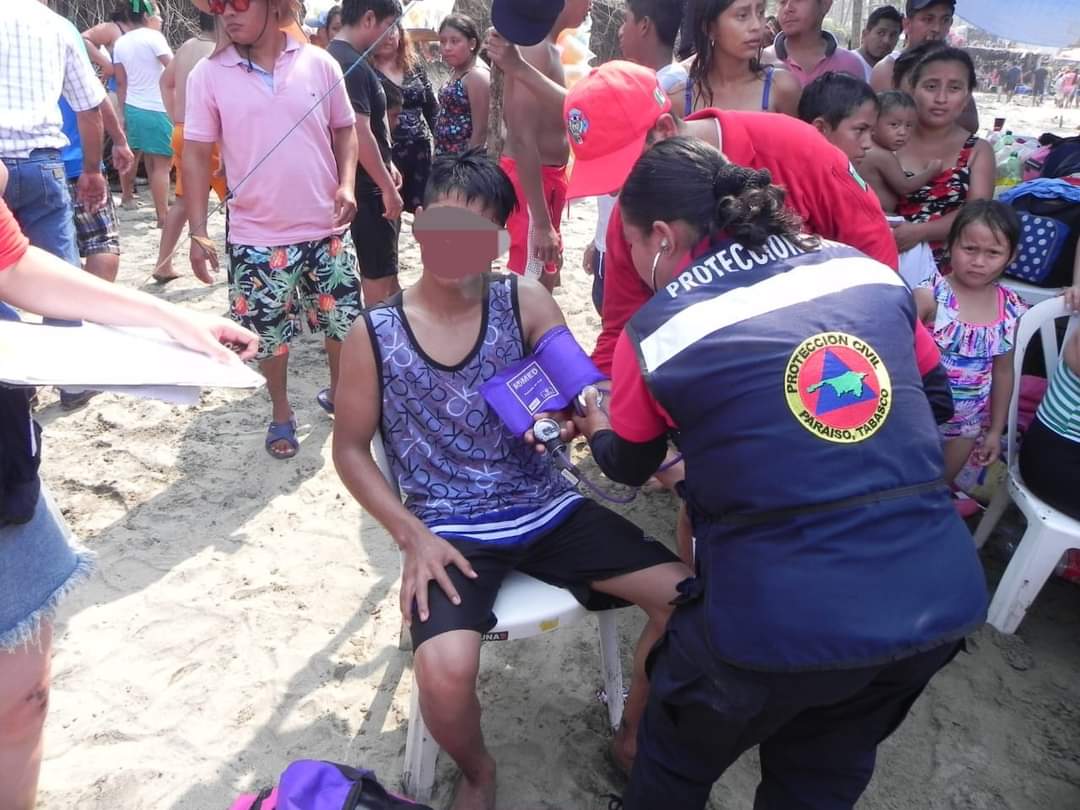 TVTenlinea's tweet photo. #Entérate 🏄‍♀️ Rescatan elementos de la @SEMAR_mx a cuatro personas que se estaban ahogando en #Paraíso; dos de ellos, desafiaron al mar y desobedecieron las indicaciones de las autoridades en #PlayaDelSol; dos más en un balneario aledaño. https://t.co/eNEkQ5e2KT