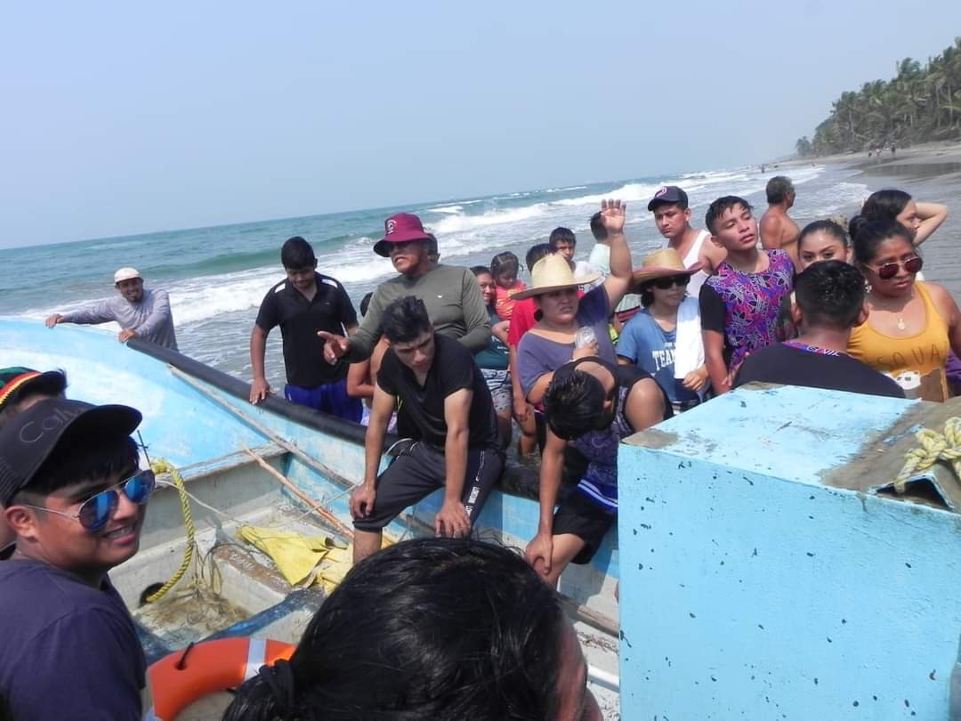 TVTenlinea's tweet photo. #Entérate 🏄‍♀️ Rescatan elementos de la @SEMAR_mx a cuatro personas que se estaban ahogando en #Paraíso; dos de ellos, desafiaron al mar y desobedecieron las indicaciones de las autoridades en #PlayaDelSol; dos más en un balneario aledaño. https://t.co/eNEkQ5e2KT