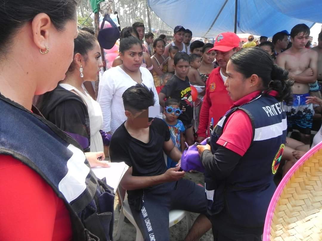 TVTenlinea's tweet photo. #Entérate 🏄‍♀️ Rescatan elementos de la @SEMAR_mx a cuatro personas que se estaban ahogando en #Paraíso; dos de ellos, desafiaron al mar y desobedecieron las indicaciones de las autoridades en #PlayaDelSol; dos más en un balneario aledaño. https://t.co/eNEkQ5e2KT
