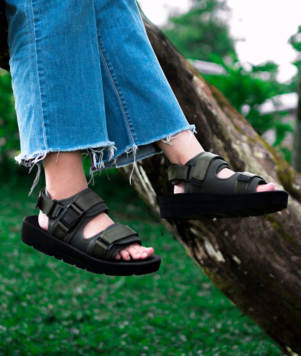 Lengkapi juga ngabuburit kalian dengan Giving Stats Army. Untuk menambah penampilanmu menjadi lebih stylish.

#gloamingofficialshop #sandal #sandalgunung #sandalslipon #slipon #sandallebaran