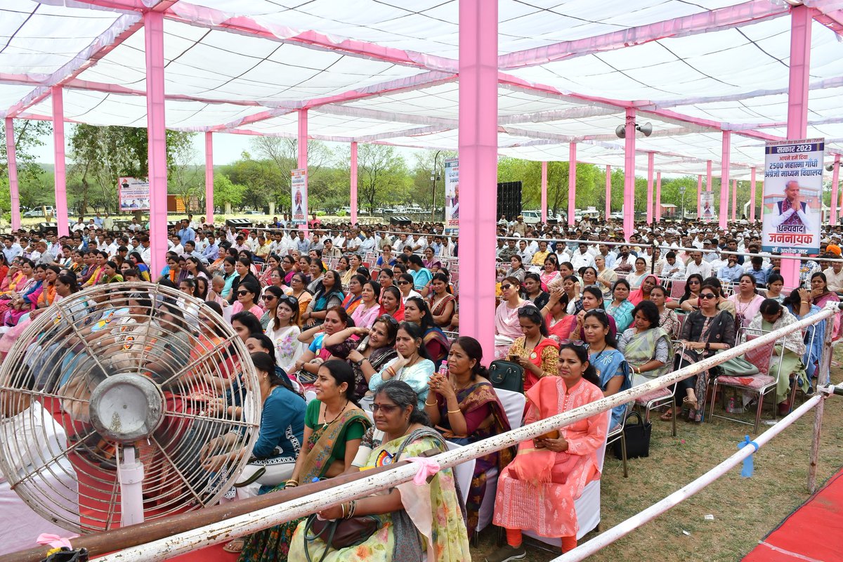 DrAshokJat's tweet photo. सत्कार 2023 कार्यक्रम में पधारने पर माननीय मुख्यमंत्री @ashokgehlot51 जी का हार्दिक आभार, धन्यवाद। आपके महत्वपूर्ण बजट फैसलों व आमजन-कर्मचारी हितैषी नीतियों का "सत्कार" है। 

आपने हमें दिया OPS, RGHS, 9-18-27 का लाभ
हमने किया आपका सत्कार
पांडाल भी गूंज उठा, चौथी बार- चौथी बार https://t.co/dDA17klM6L