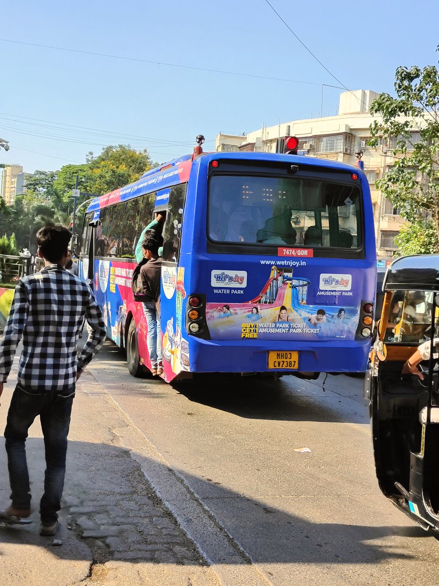 A 240 ac bus MH03CV7387 does not need to shut it's doors <a href="/myBESTBus/">BEST Bus Transport</a> <a href="/MTPHereToHelp/">Mumbai Traffic Police</a>