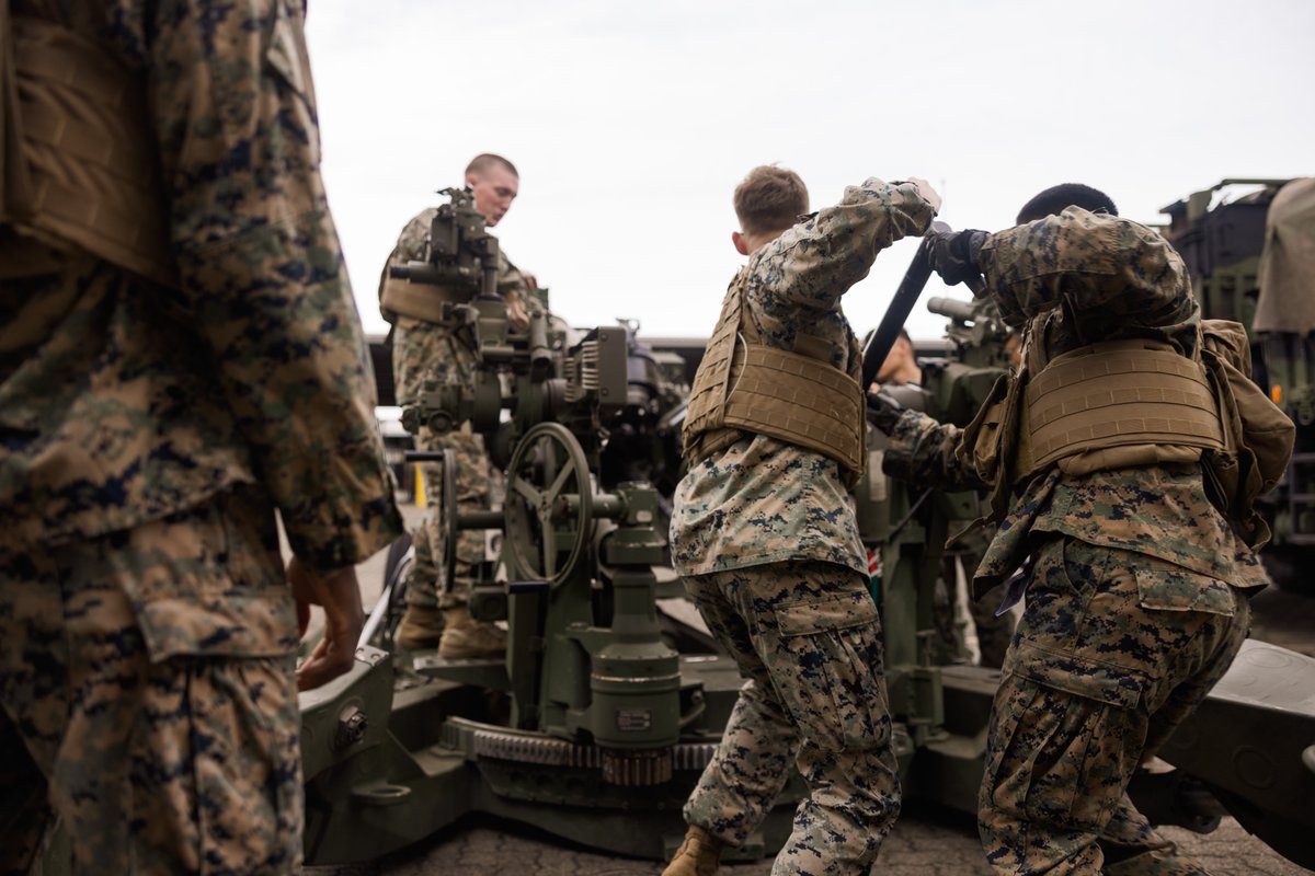 MRFDarwin's tweet photo. @MRFDarwin  and 1st Brigade - Australian Army  conduct dry fire drills on the 155mm howitzers in Darwin, NT. Through increased training and exercises, MRF-D and ADF are expanding our range of interoperability, strengthening the historic Alliance
#MRFD #YourADF #AlliesandPartners https://t.co/CUxdNaiWmh
