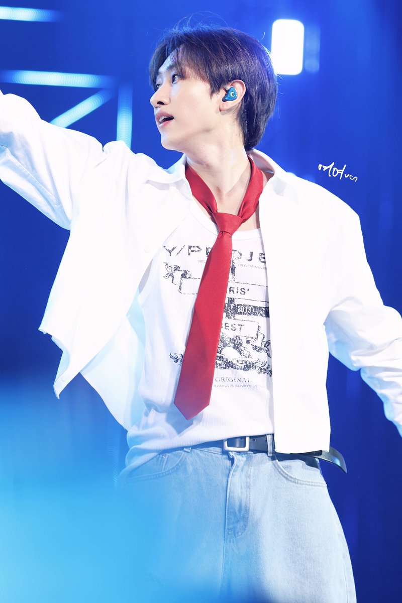 hlm0415's tweet photo. 230416 SUPERSHOW9 앙콘

😆✌🏻

#은혁 #이혁재 #EUNHYUK @AllRiseSilver https://t.co/MN7VtEMYwe