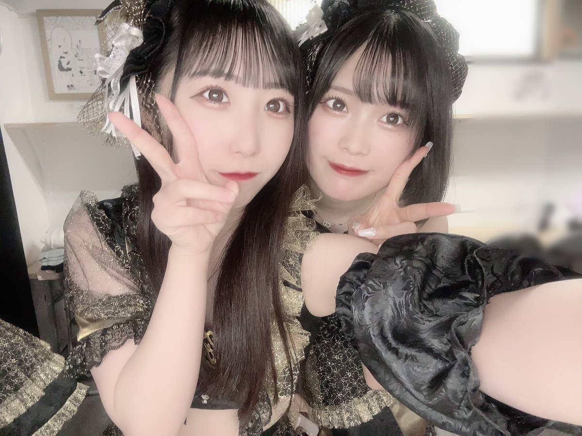 NEO_Zsakura's tweet photo. 学校はじまる前に1ツイート！

昨日は念願のREBIRTHさんと1部で
Kiss Me Baby をコラボしました💋♡

緊張して少し間違えちゃったけどそれ以上に楽しくて最後に素敵な思い出作れました

卒業公演のセレモニーにもわざわざ駆け付けてくれて、、こんな私と沢山仲良くしてくれてありがとうございました❕ https://t.co/VJO0Np7l2m
