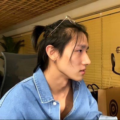 NNJMOO's tweet image. informações inúteis sobre mim:

Nome: Marshall Lee.
Altura: 1,85
Pé: uma prancha.
Signo: Escorpião 
Cor: Preto e Roxo.
Filme: Senhor dos Anéis: as duas torres.
Série: friends.
Livro: Razão e Sensibilidade.
Sexualidade: Pan.
Bebida: Aguinha gelada.
Duas fotos aleatórias: