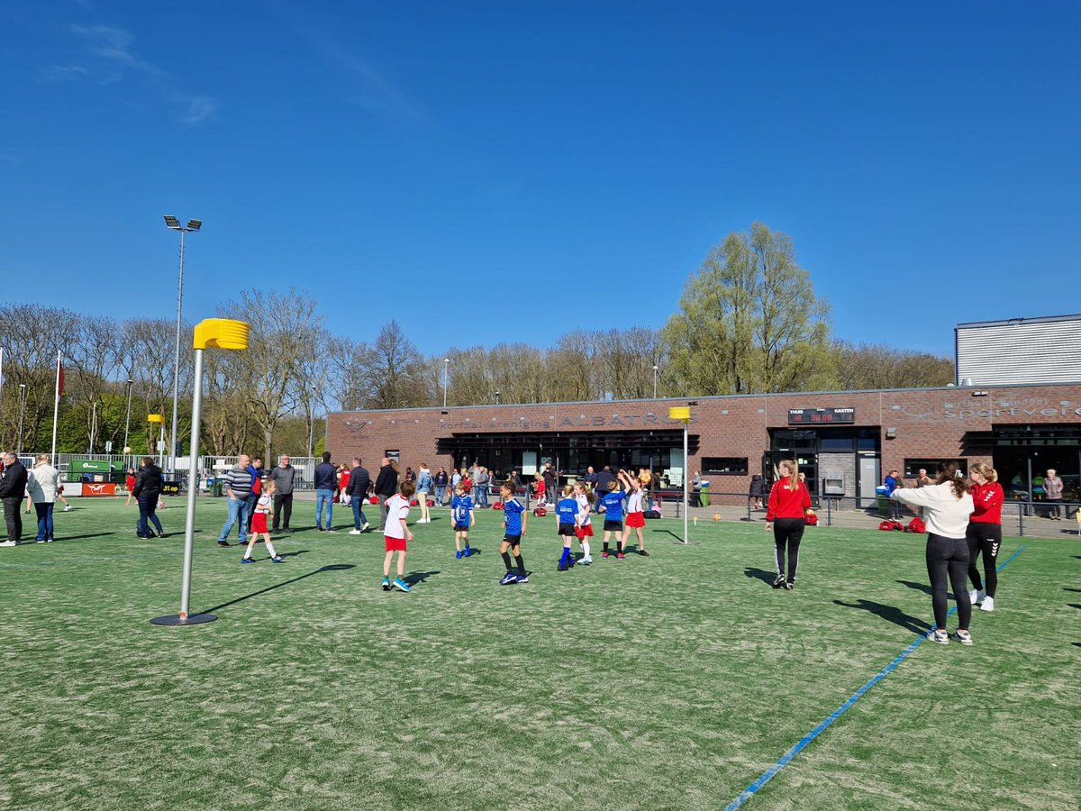 Het was zaterdag 15 april vroeg op voor veel korfballers van het Zwijndrechtse Albatros. Gelukkig begroette de voorjaarszon de sportievelingen en werden er hele nuttige oefenwedstrijden gespeeld.

De jeugd speelde in de vroege uren met name wedstrijden

zwijndrecht.info/sport/vroege-v…