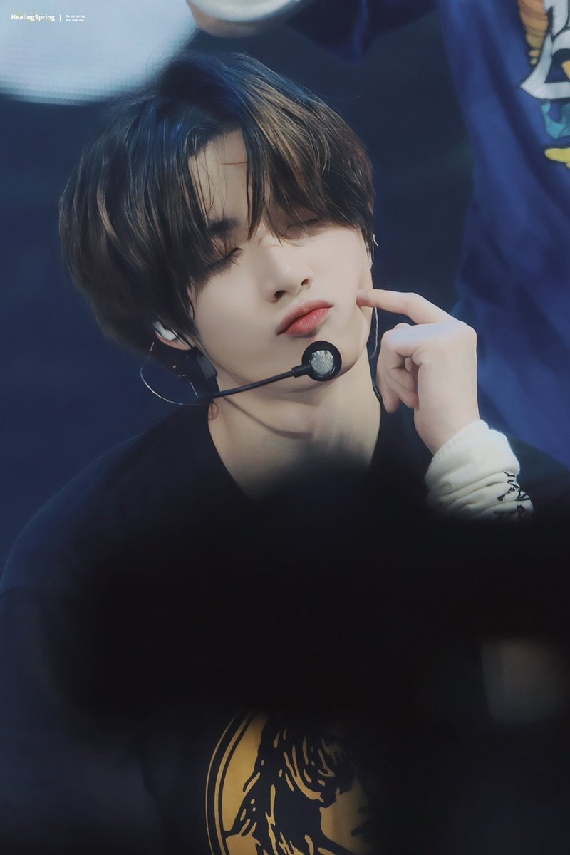 cbgstwt's tweet photo. beomgyu poke cheeks 😙👈 https://t.co/bRFcQsMjXD