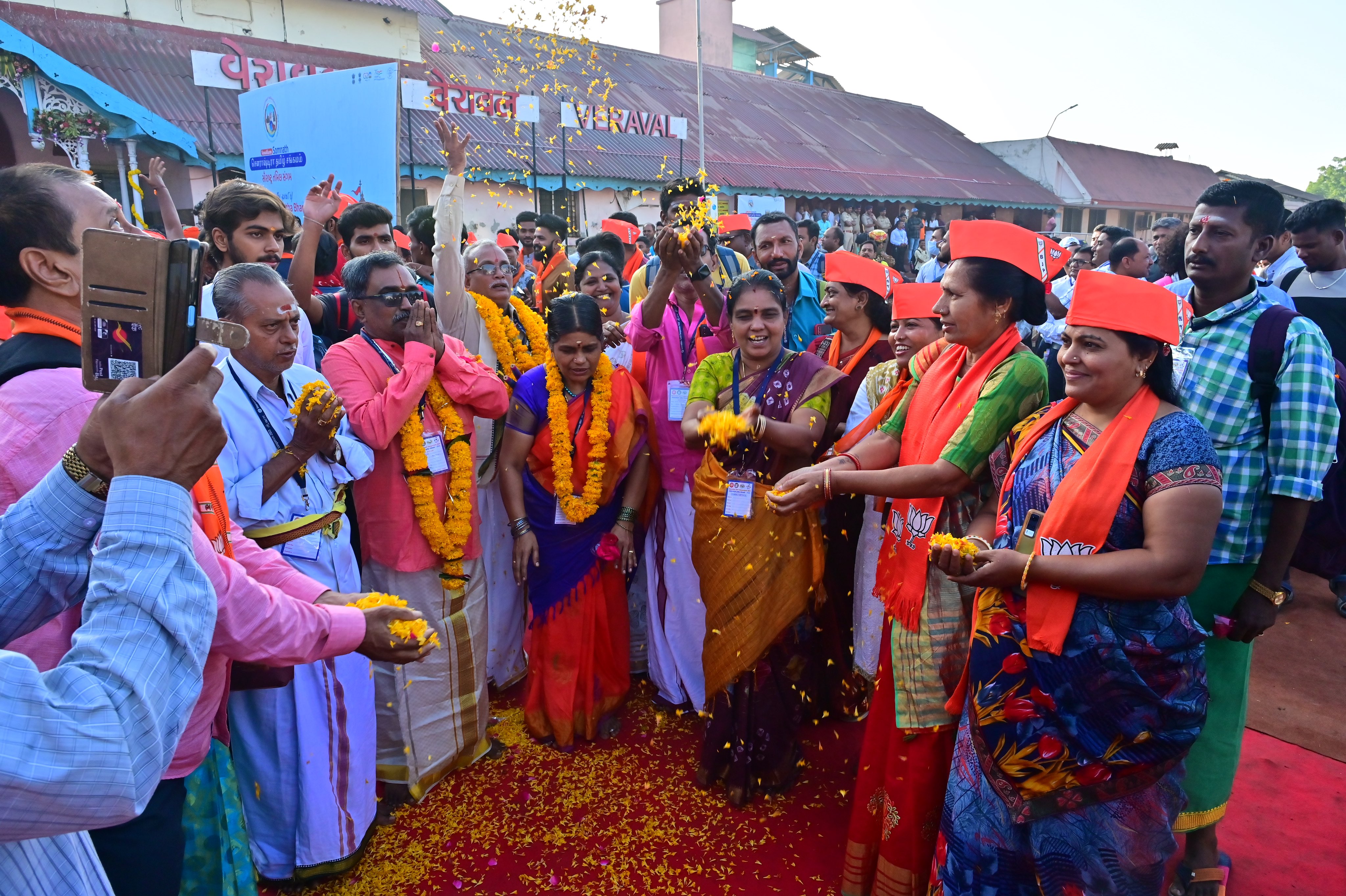 First batch of 300 people from Tamil Nadu visit Somnath for Saurashtra Tamil Sangam