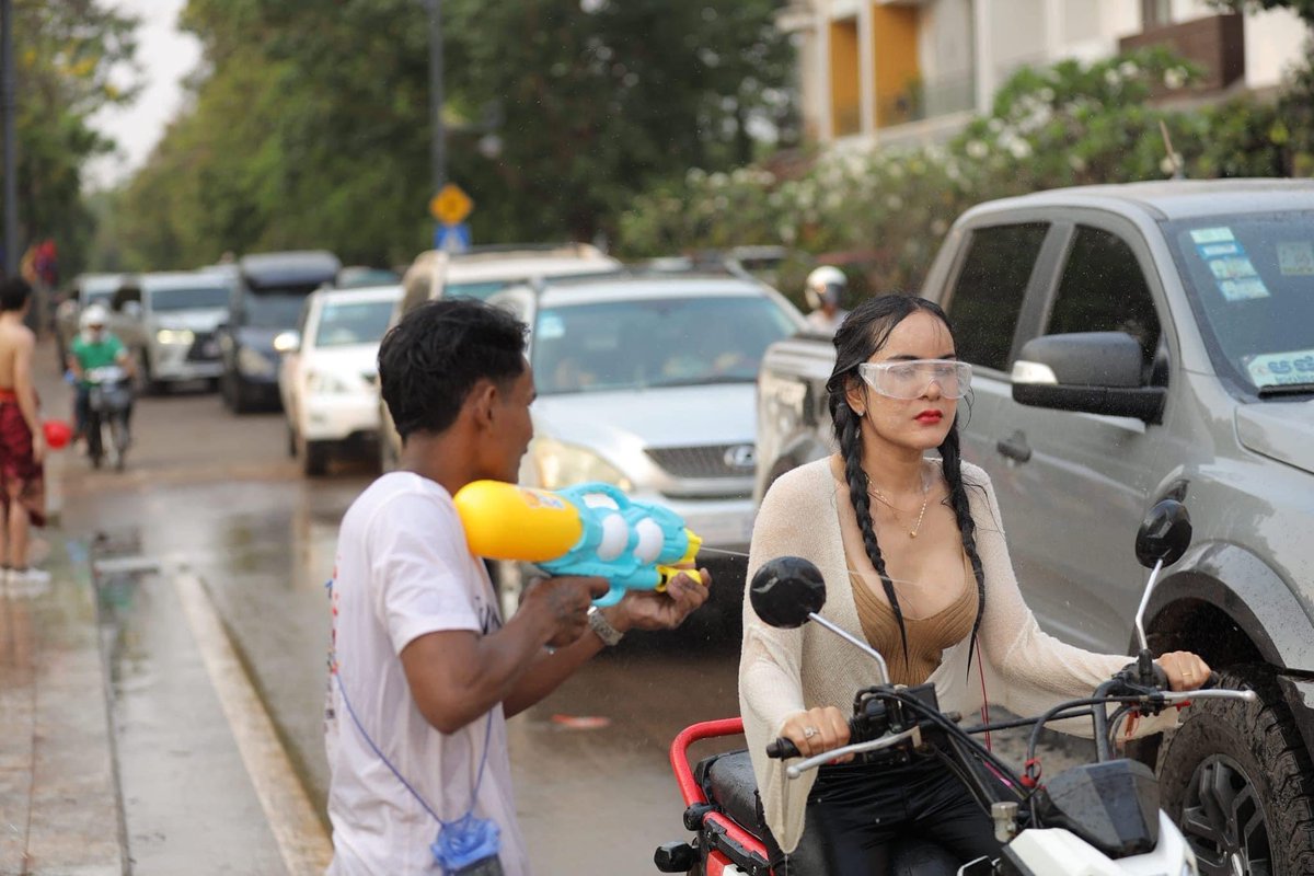 The Khmer new year celebration has ended, and people have resumed their normal work routines. However, there is still controversy surrounding the practice of spraying water and powder and wearing sexy clothing by some women, which is not a part of Khmer tradition.