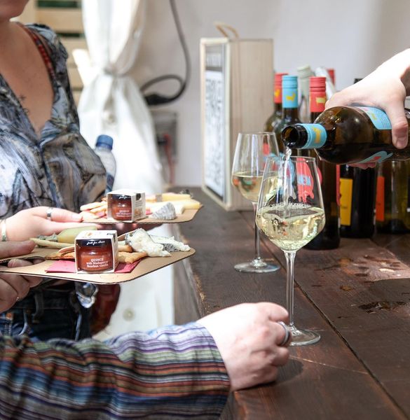 LactiumVic's tweet image. 🧀🍷 Tindrem el TXISBAR GASTROTECA amb taules de formatges, tallats i servits per poder-los gaudir a la fira.   

Cada fusta tindrà 5 #formatges, una confitura de @canbech, galetes cereals i una copa de @Ronadelles 

Ens veiem aquest cap de setmana #Lactium 😜