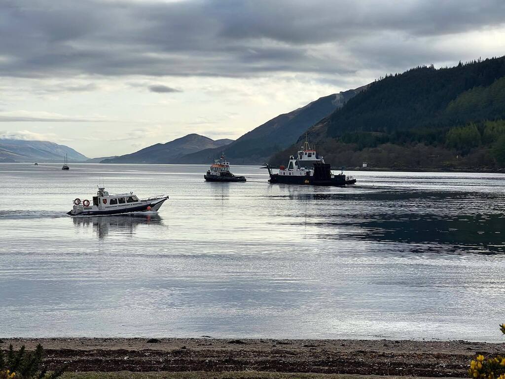 corranlight's tweet image. The Maid on her way to dry dock and the rib plying the Narrows.
.
#corranferry #lateralsolutions instagr.am/p/CrIU5SlNepW/