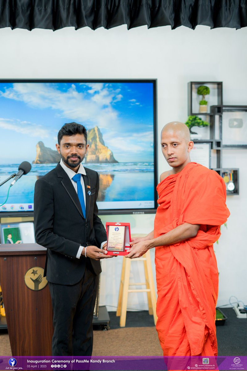 PassMe_lk's tweet photo. දහසකුත් පොහෝ දින පුණ්‍ය කටයුතු මධ්‍යයේ PassMe මහනුවර ශාඛාව විවෘ‍ත කිරීමේ අවස්තාව සදහා වැඩමකලවදාල ගම්පහ ජයන්ති ධර්ම විද්‍යාලයේ නියෝජ්‍ය විදුහල්පති ,ප්‍රාචීන උපාධි අපේක්ෂක , දැහැමි අරණ සදහම් පදනමේ ප්‍රධාන අධ්‍යක්ෂ පූජ්‍ය තලාකොලවැවේ ධම්මවංශ හිමියන්ට අප පුණ්‍යානුමෝදනා කරන්නෙමූ. https://t.co/FlLIC8ZL5b