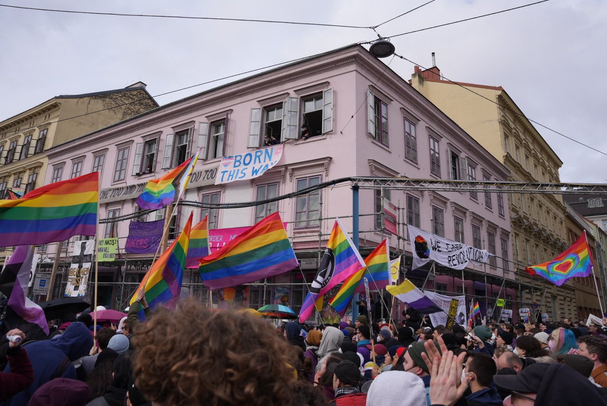 Großartig, wie gestern in #Wien Rechtsextreme und erz-konservative Katholen von der antifa und queeren Flamboyanz verscheucht wurden. Nur eine Bitte, lasst den Spruch "Eure Kinder werden so wie wir, eure Kinder werden queer!" einfach sein. #w1604 #dragisnotacrime