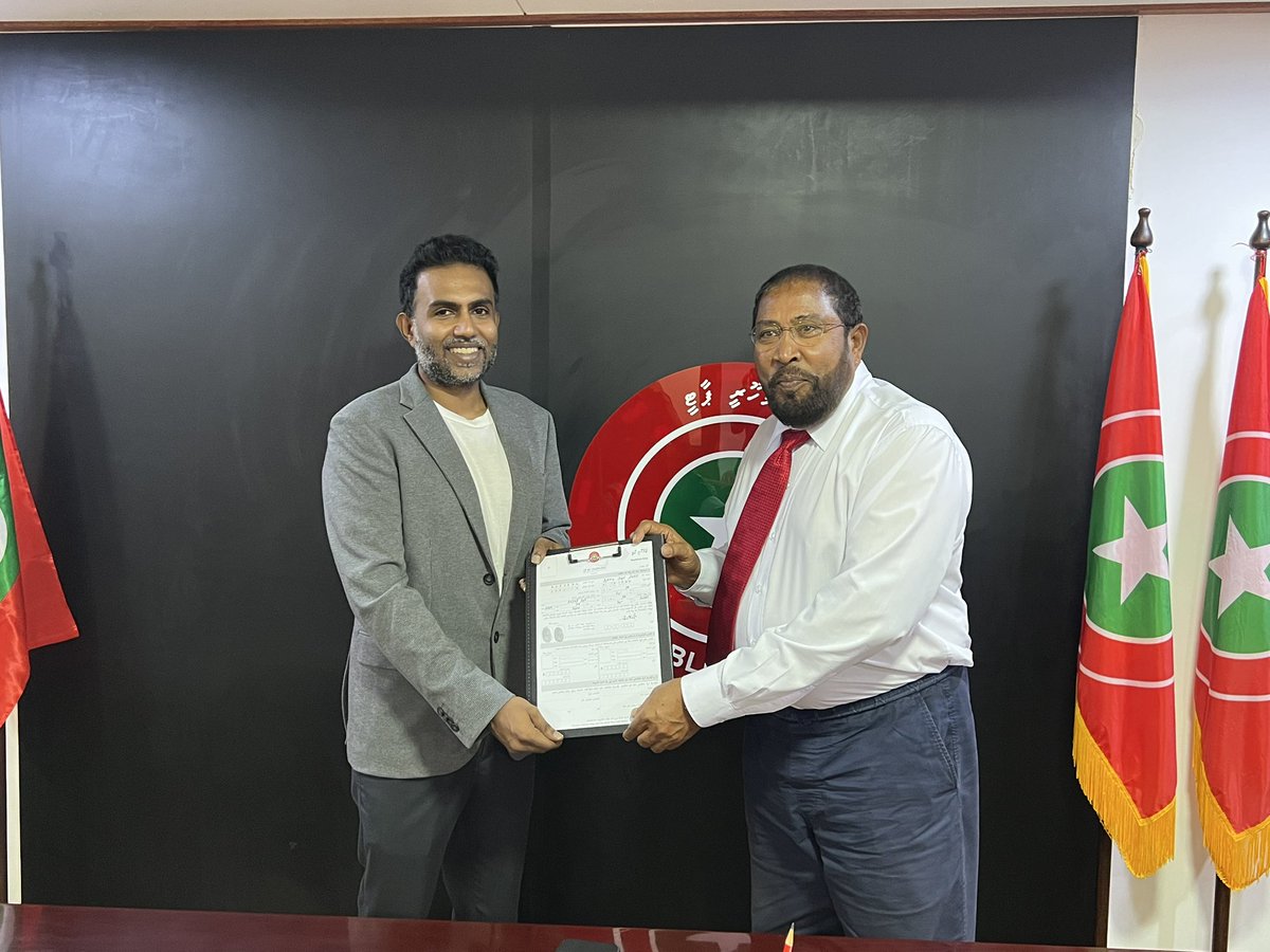ahmed_nihan's tweet photo. Many congrats to @AimonIsmail longtime MDP member, for joining @JPSecretariat and pledging Hon @qasimibrahim for #2023 @riyaz_rasheed @Ali__Arif https://t.co/HwgQ8BP96P