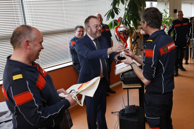 Prijzen voor brandweerlieden! 🔥🚒 Zat vonden de brandweerwedstrijden plaats. Tijdens de wedstrijden testen de brandweermensen hun vaardigheden. Want brandweermensen leveren topprestaties. Incidenten zijn complex, de belangen zijn groot of er staan zelfs mensenlevens op het spel.