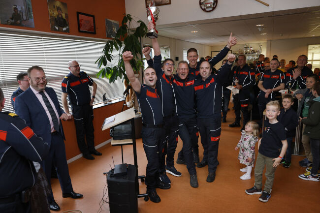 Gem_Eemnes's tweet photo. Prijzen voor brandweerlieden! 🔥🚒 Zat vonden de brandweerwedstrijden plaats. Tijdens de wedstrijden testen de brandweermensen hun vaardigheden. Want brandweermensen leveren topprestaties. Incidenten zijn complex, de belangen zijn groot of er staan zelfs mensenlevens op het spel. https://t.co/6v3Ue4hyYd