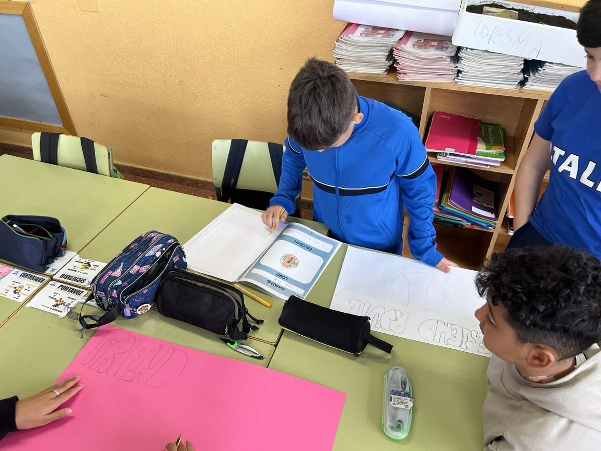 juanffv's tweet photo. Seguimos trabajando en @CpGermanfe en el proyecto #10x10emprende con @GenyusSchool y @aytoviedo Diseñamos campañas publicitarias para dar a conocer nuestro proyecto. Alumnado totalmente volcado @PedroCarrilloH https://t.co/qPeFw9AexU