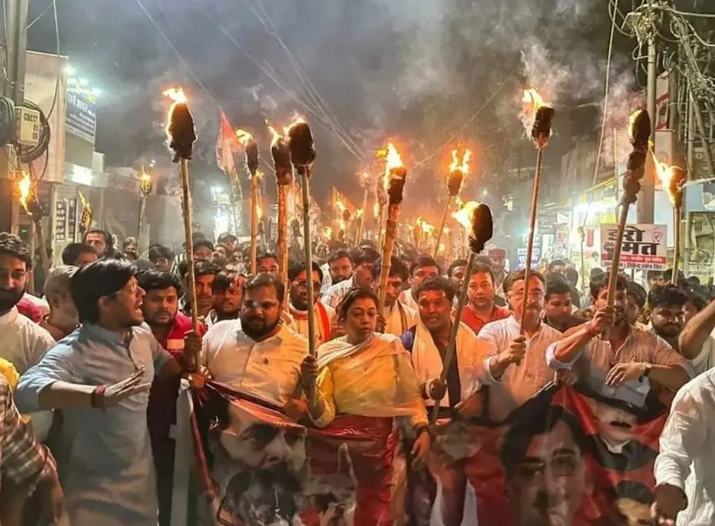 AkshaypandeyIYC's tweet photo. साज़िश के तहत जिस तरह से राहुल गांधी जी की संसद सदस्यता रद्द की गई है उसके विरोध में ये ग्वालियर की हुंकार थी।
माना कि अंधेरा घना है,
पर मशाल जलाना कहां मना है।

लोकतंत्र जिंदाबाद...
#ग्वालियर #Shrinivas #vikrantbhuriya 
Mitendra Meeth Singh #sanjaysinghyadav https://t.co/jpoGTnk5mi