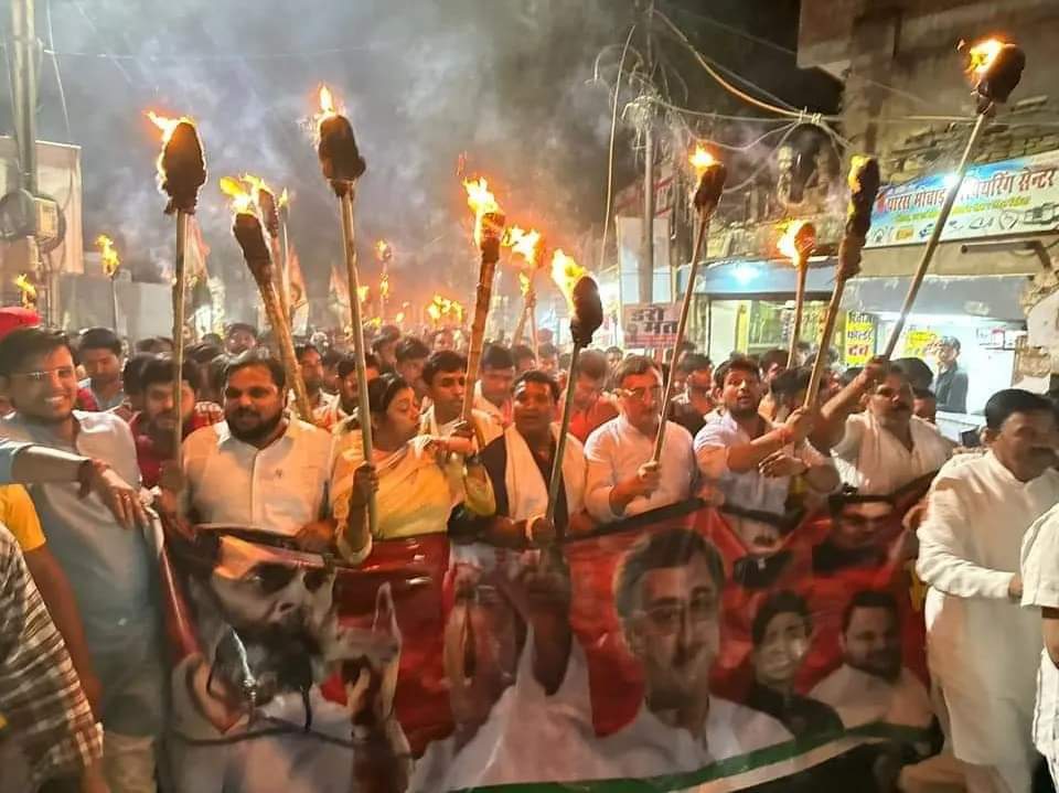 AkshaypandeyIYC's tweet photo. साज़िश के तहत जिस तरह से राहुल गांधी जी की संसद सदस्यता रद्द की गई है उसके विरोध में ये ग्वालियर की हुंकार थी।
माना कि अंधेरा घना है,
पर मशाल जलाना कहां मना है।

लोकतंत्र जिंदाबाद...
#ग्वालियर #Shrinivas #vikrantbhuriya 
Mitendra Meeth Singh #sanjaysinghyadav https://t.co/jpoGTnk5mi